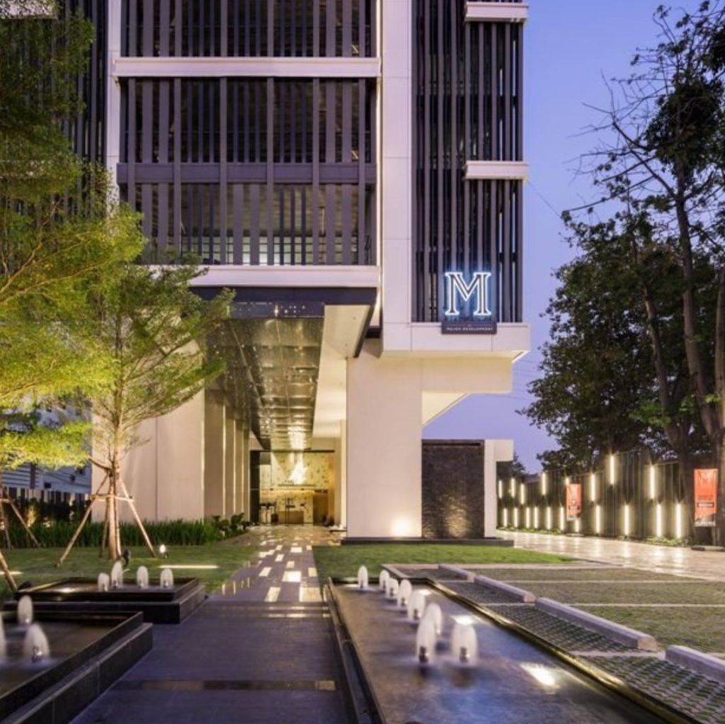 M Ladprao condominium entrance and driveway, Bangkok