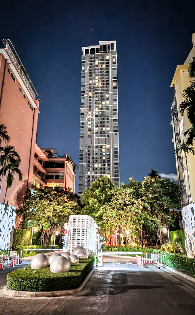 Rhythm Phahon-Ari condominium exterior and entrance, Bangkok